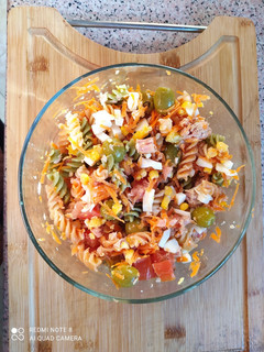 Una foto de Ensalada de pasta atún y huevo duro