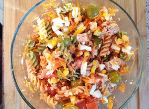Foto principal de Ensalada de pasta atún y huevo duro