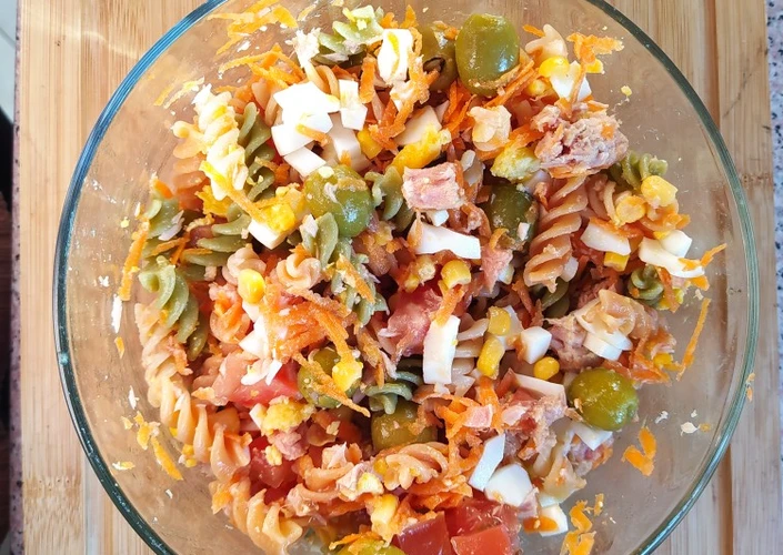 Manera fácil Preparar  Ensalada de pasta atún y huevo duro