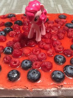 Una foto de Tarta de fresas con nata y frutos del bosque