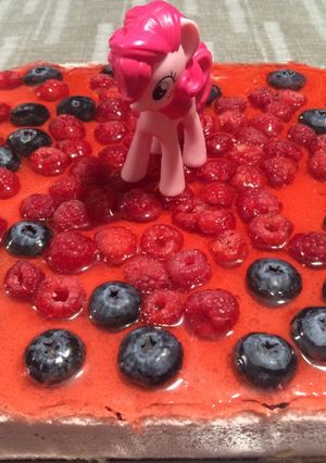 Foto principal de Tarta de fresas con nata y frutos del bosque