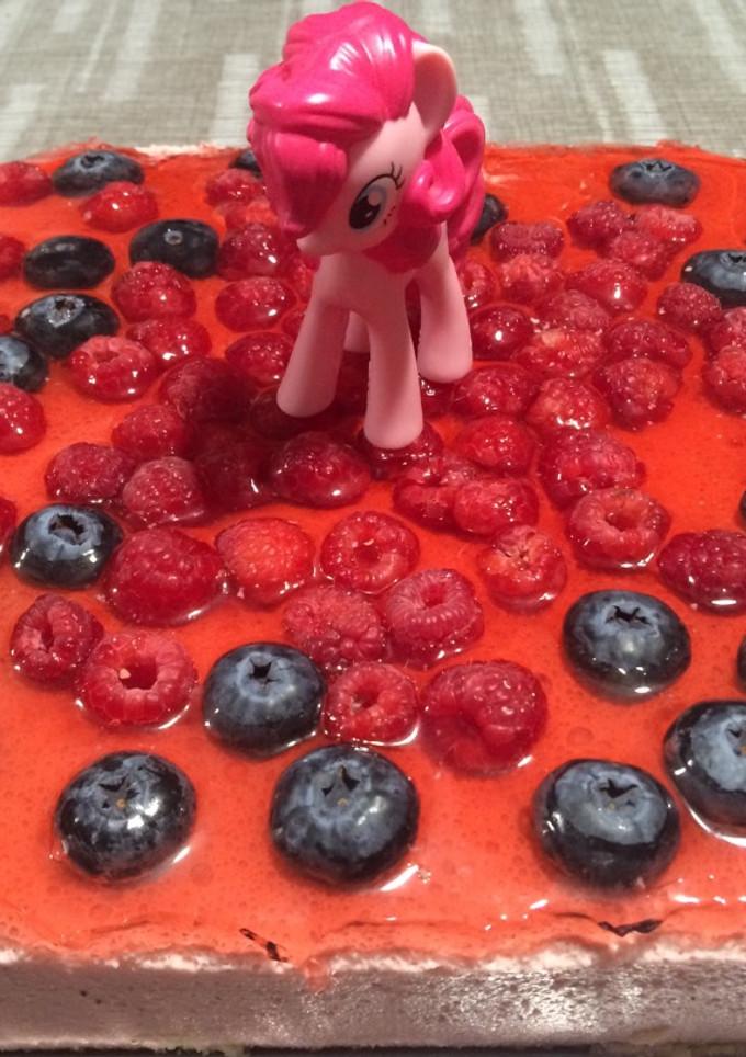 Una foto de Tarta de fresas con nata y frutos del bosque