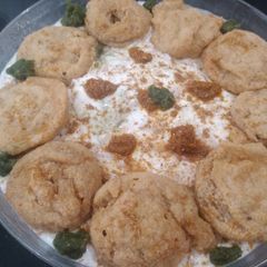 A picture of Street style dahi bara.
