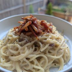 A picture of Carbonara with crispy guanciale.