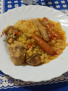 Una foto de Arroz con pollo muy fácil 🥘