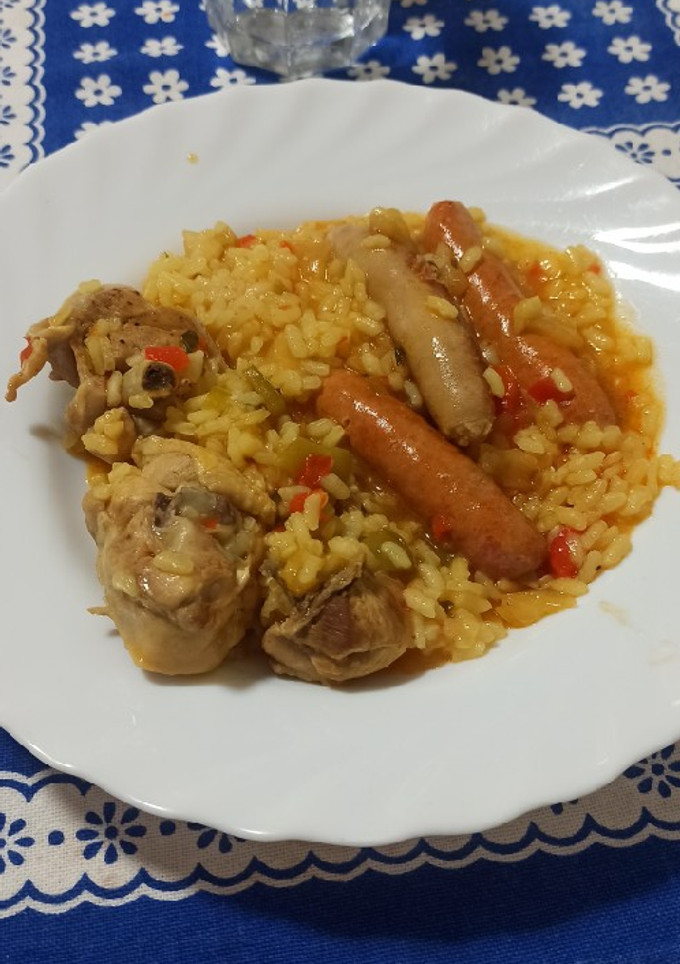 Una foto de Arroz con pollo muy fácil 🥘