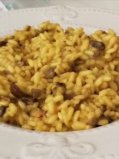 Una foto de Risotto alla zafferano e funghi