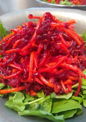 Una foto de Ensalada de zanahoria y remolacha