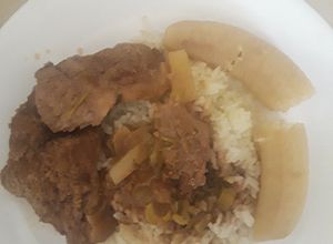 Una foto de Carne de res arroz y banano