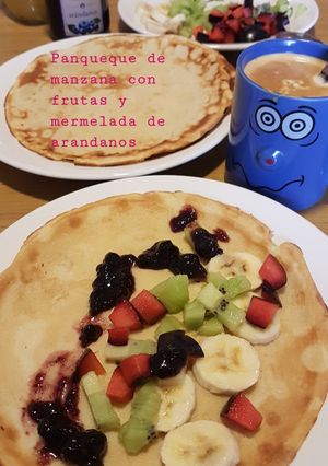 Una foto de Panqueque de manzana con mix de frutas y mermelada de arándanos