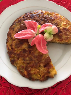 Una foto de Torta de plátano maduro con galletas