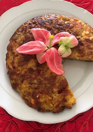 Una foto de Torta de plátano maduro con galletas