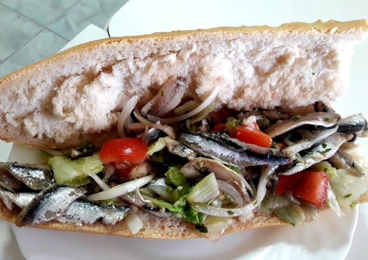 Bocadillo de boquerones en vinagre con lechuga, cebolla y tomate
