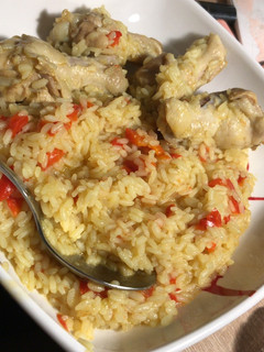 Una foto de Muslitos de pollo con arroz