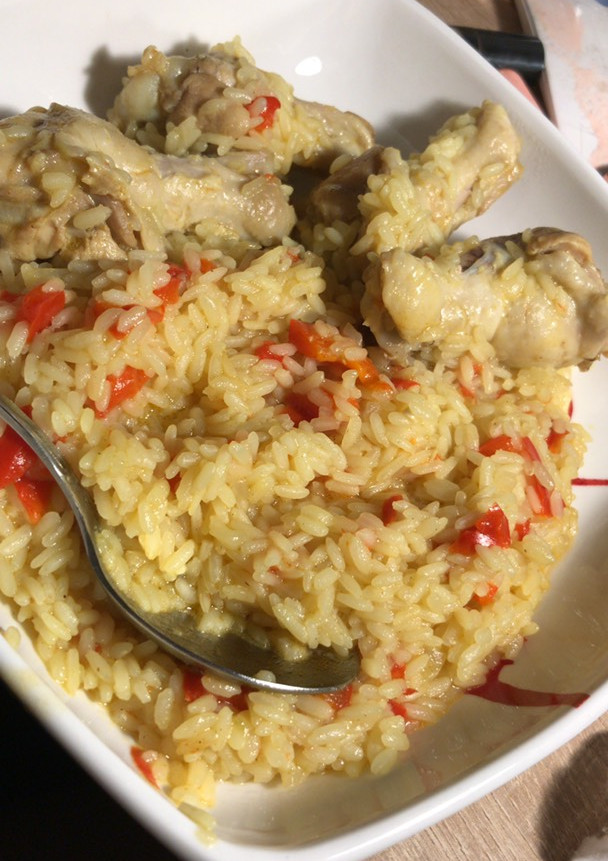 Una foto de Muslitos de pollo con arroz