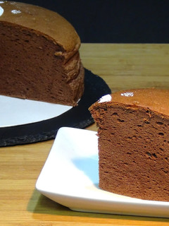 Una foto de Cheesecake o tarta de queso japonesa de chocolate (Súper esponjosa)