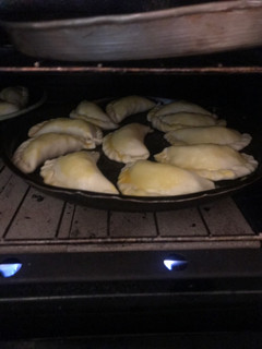 Una foto de Empanadas de carne cortada a cuchillo