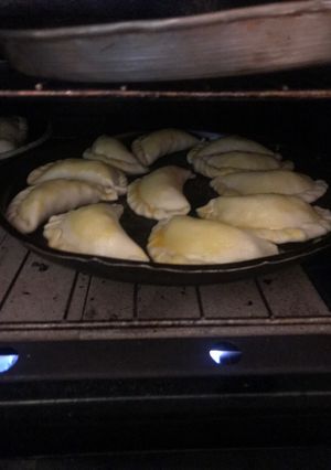 Una foto de Empanadas de carne cortada a cuchillo