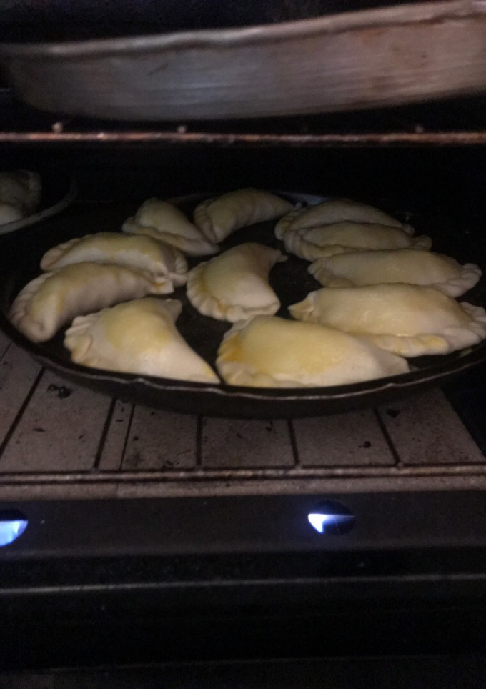 Una foto de Empanadas de carne cortada a cuchillo