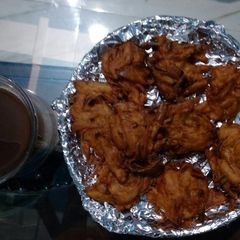 A picture of Onion potato crispy pakodas.
