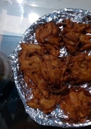 A picture of Onion potato crispy pakodas.