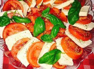 O poză a rețetei Caprese cu tofu.