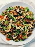 Insalata di riso con stir-fry di verdure e tofu croccante