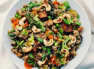 Foto di Insalata di riso con stir-fry di verdure e tofu croccante