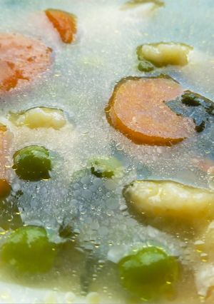 Zöldborsó leves galuskával recept fotója