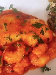 Una foto de Sepia con langostinos en salsa de piquillos y tomate seco
