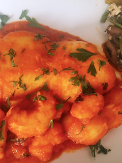 Una foto de Sepia con langostinos en salsa de piquillos y tomate seco