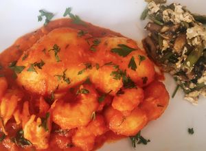 Foto principal de Sepia con langostinos en salsa de piquillos y tomate seco