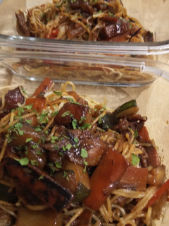 Una foto de Noddles con Verduritas y Cerdo en Salsa Unagi