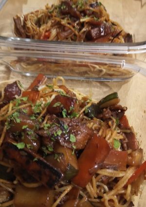 Una foto de Noddles con Verduritas y Cerdo en Salsa Unagi