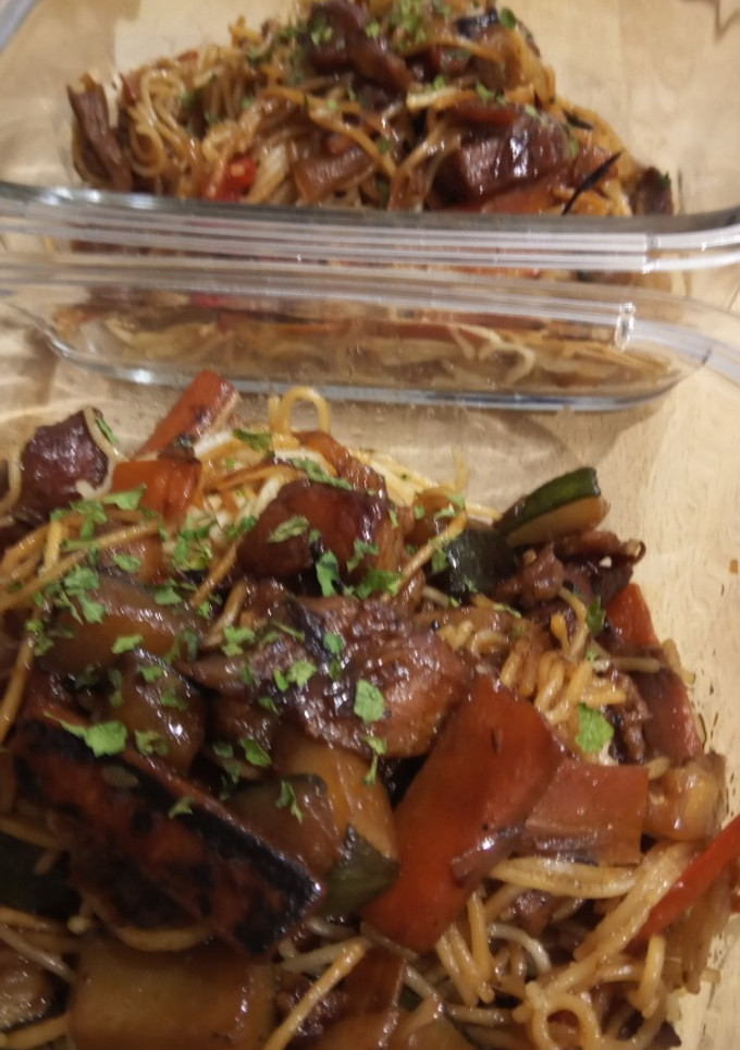Una foto de Noddles con Verduritas y Cerdo en Salsa Unagi