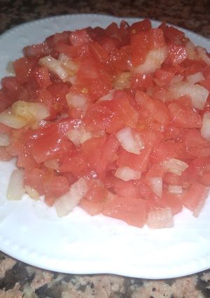 صورة لوصفة سلطة طماطم 🍅 والبصل اسهل مايكون 🥗