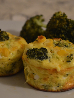 Una foto de Muffins de brócoli y maíz