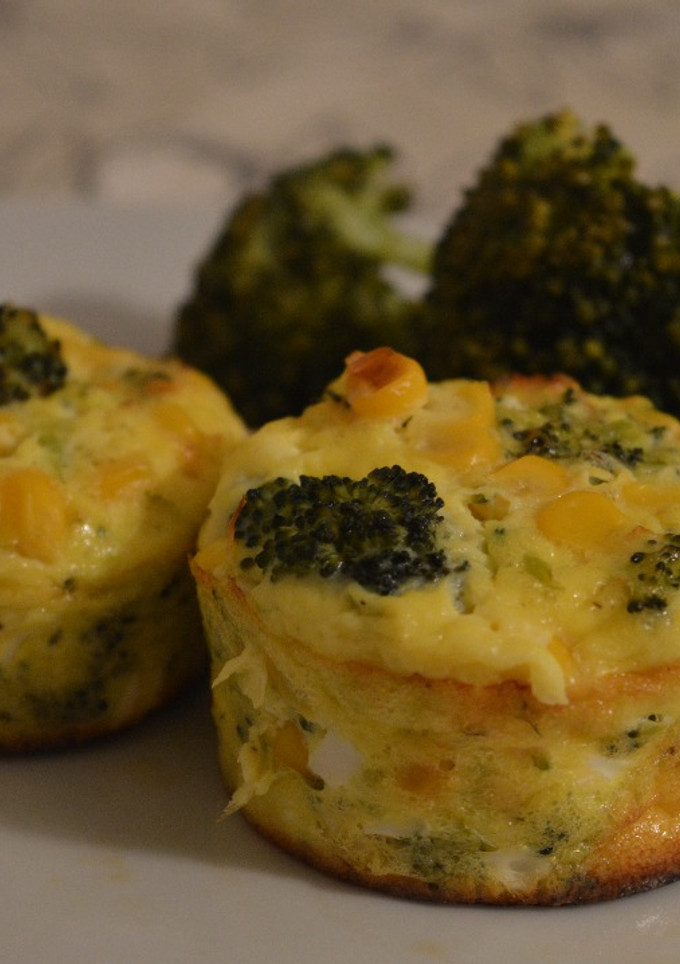 Una foto de Muffins de brócoli y maíz