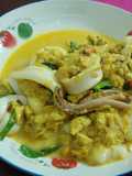 ปลาหมึกผัดผงกะหรี่ไข่นุ่ม