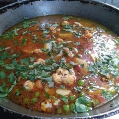A picture of Fish gravy with peas.