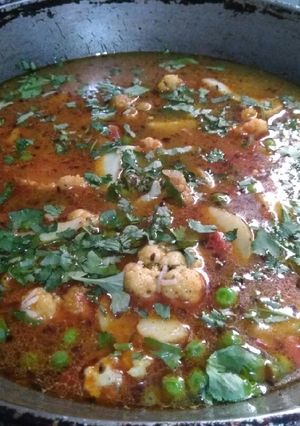A picture of Fish gravy with peas.