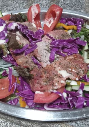 Una foto de Verduras como protagonista, con Bifes de Bondiola