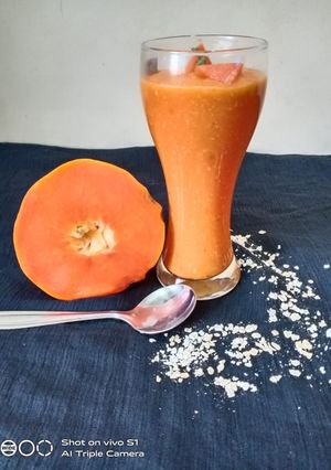 A picture of Papaya Oats Banana Smoothie.