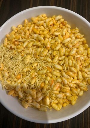 લસણીયા વઘારેલા મમરા (Lasaniya Vagharela Mamra Recipe in Gujarati) રેસીપી મુખ્ય ફોટો