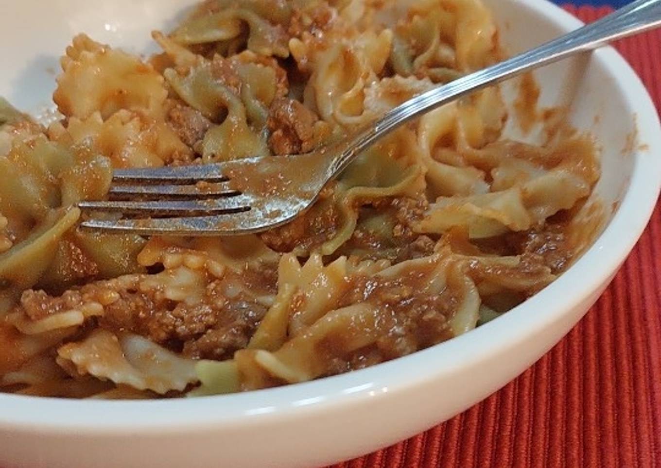 Corbatitas con salsa de tomate y carne