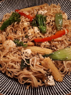 Una foto de Wok de verduras con tofu y gambas