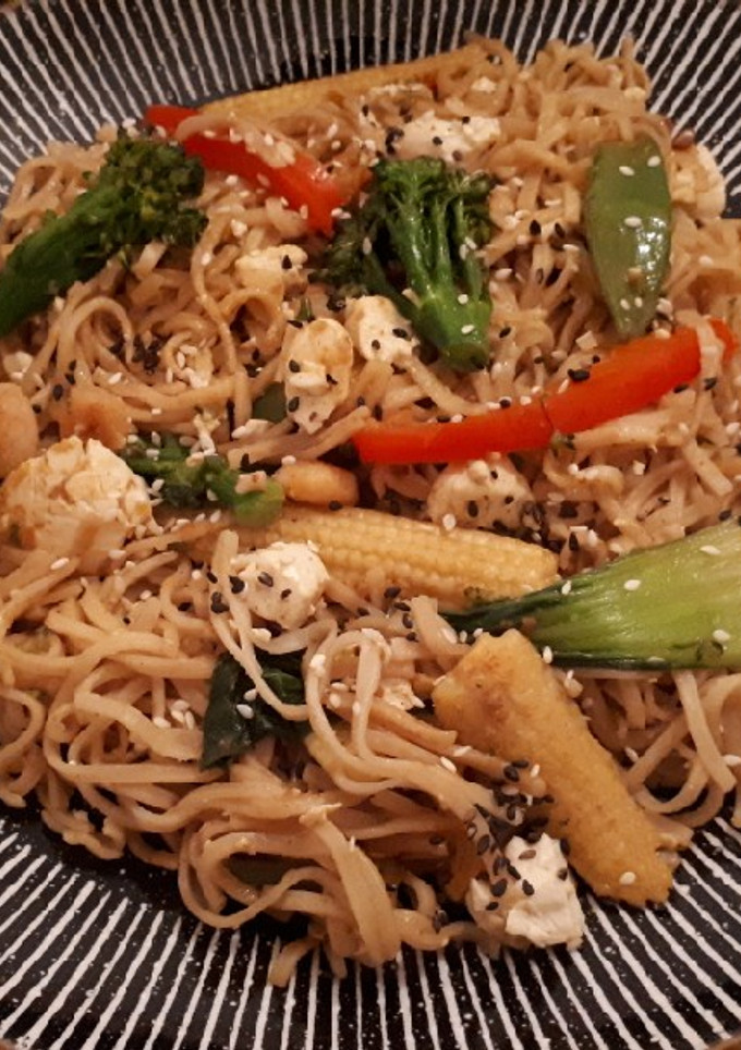 Una foto de Wok de verduras con tofu y gambas