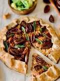 Mohntarte mit Pfifferlingen, Salbei & eingelegten Essigzwetschgen