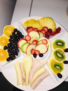Una foto de Ensalada de frutas 😋😋🍓🍇🥝🍍