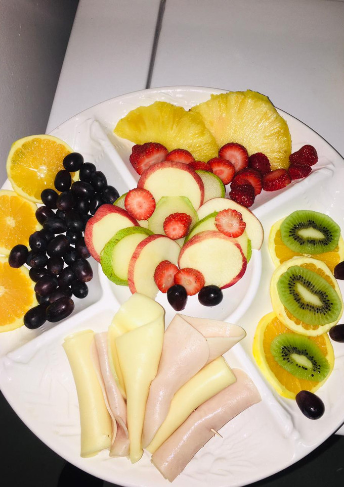 Una foto de Ensalada de frutas 😋😋🍓🍇🥝🍍